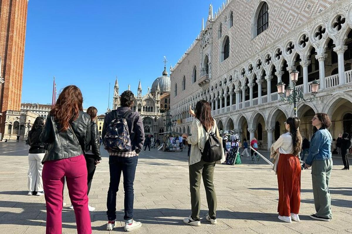 un gruppo di persone in piedi davanti a un edificio