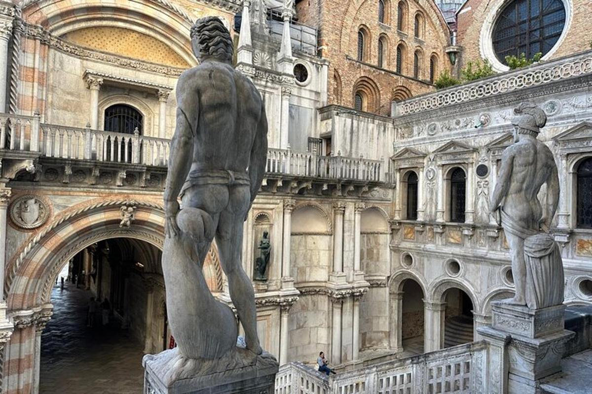 una statua di un uomo in un edificio