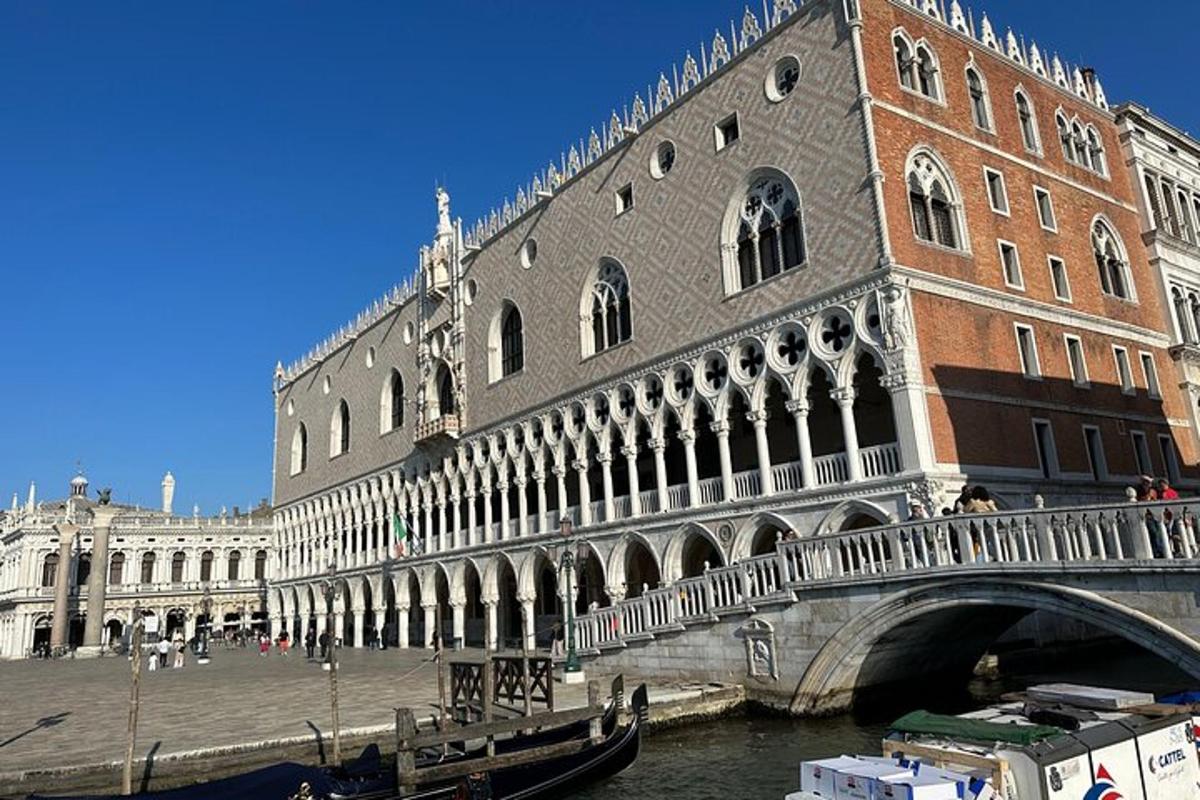 un grande edificio accanto a un fiume con un ponte