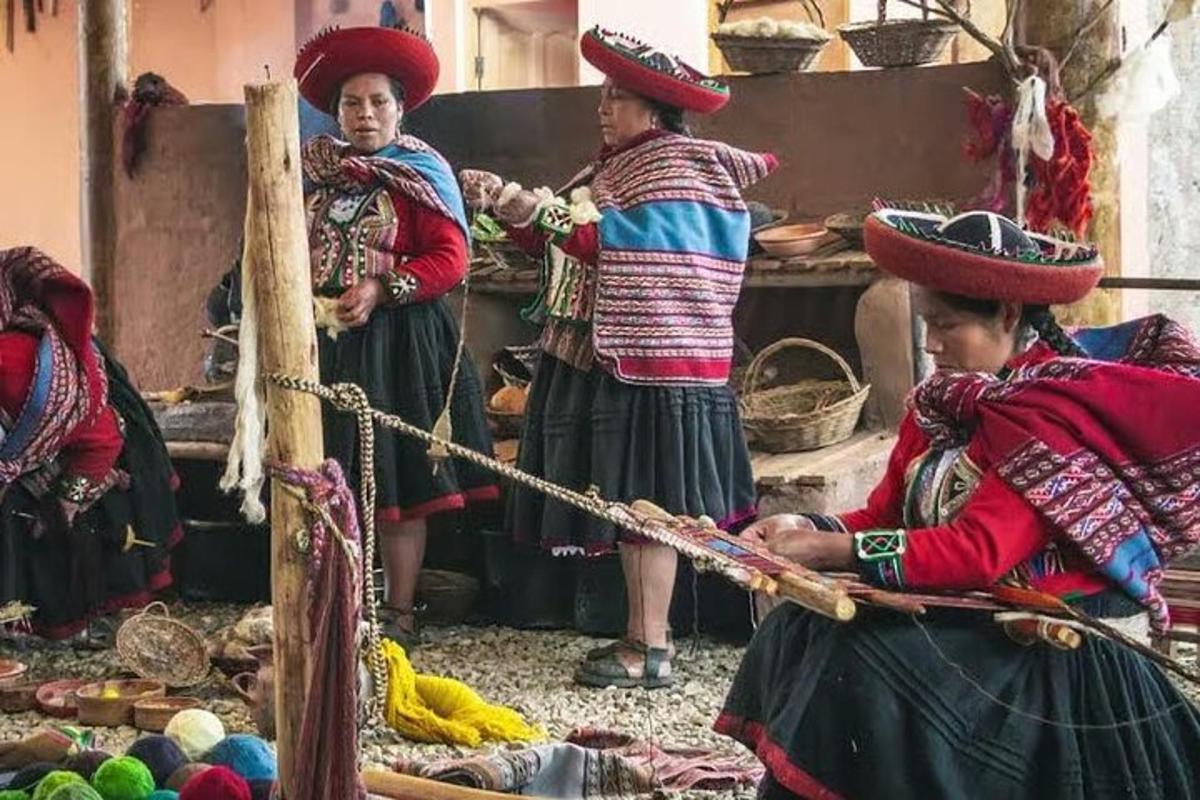 Un grupo de mujeres con ropa tradicional de pie en una habitación.