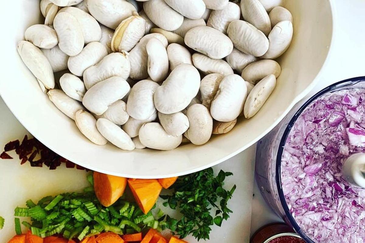 Un plato blanco lleno de verduras y champiñones.