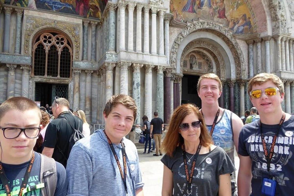 skupina lidí stojících před budovou