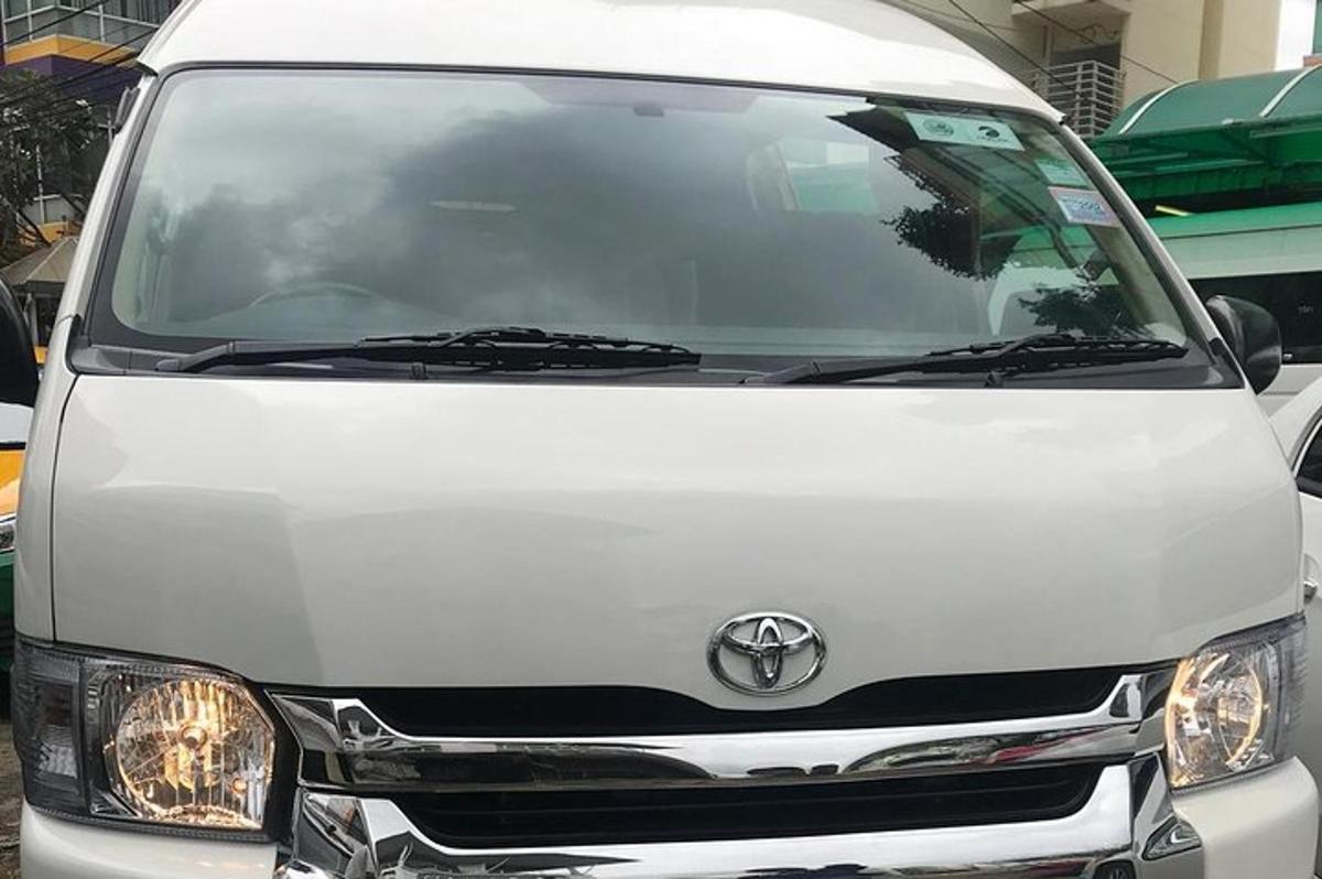 un furgone bianco è parcheggiato in un garage