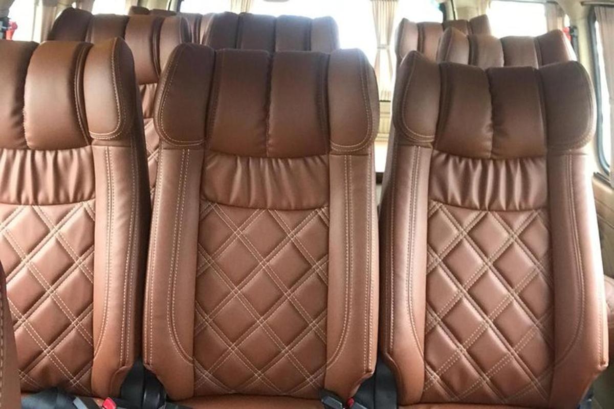dues files de seients de cuir marró en un autobús