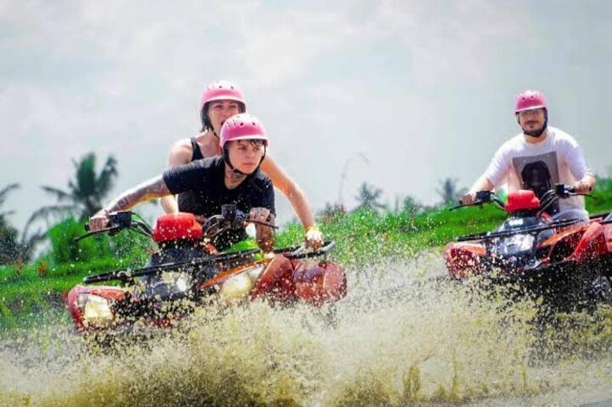 un gruppo di persone che guidano quad in acqua