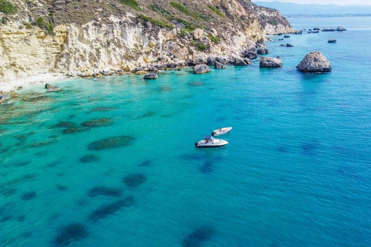 ein Boot im Wasser neben einem Strand