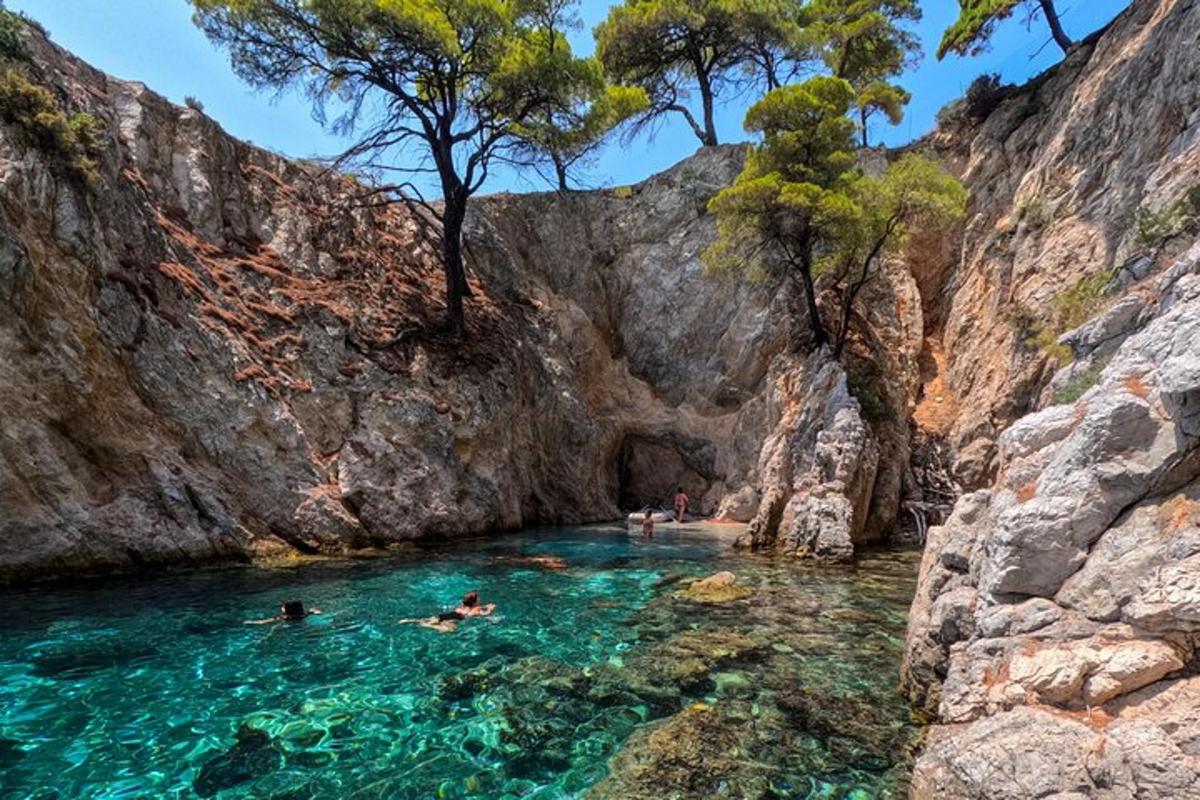un grup de persones nedant a l'aigua d'un canyó