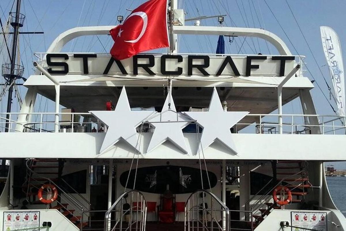 isang bangka na may star ferry sign