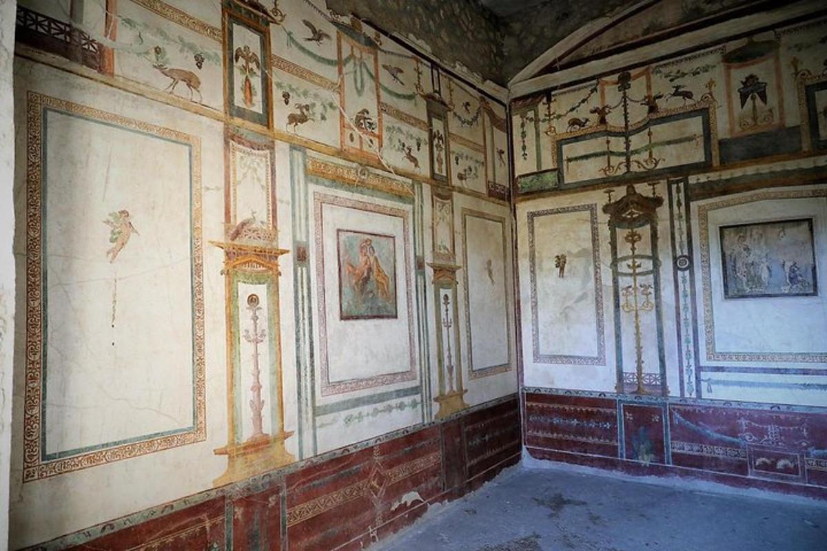 ένα δωμάτιο με πίνακες στους τοίχους ενός κτιρίου