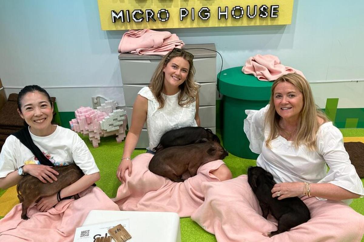 en gruppe på tre kvinner som sitter på gulvet med en hund