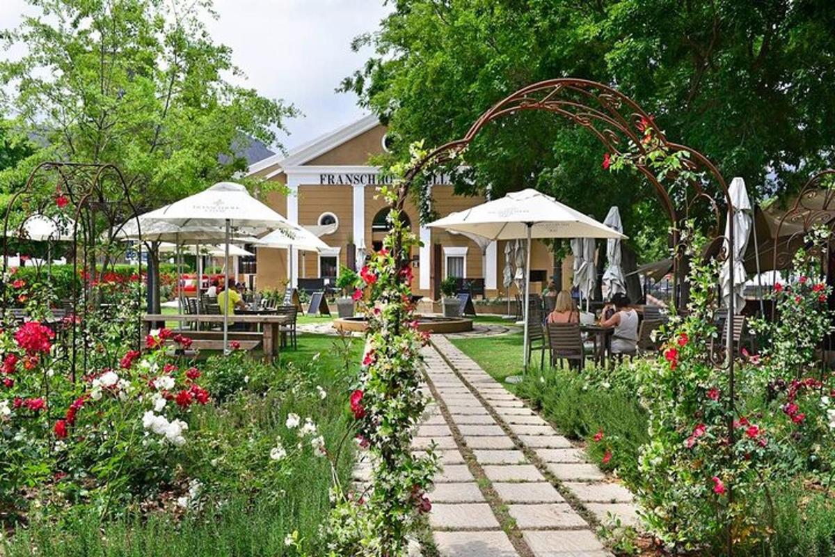 un jardí amb flors i para-sols davant d'un edifici