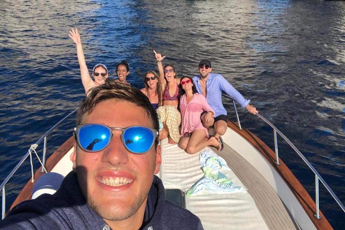 група људи на чамцу у води
