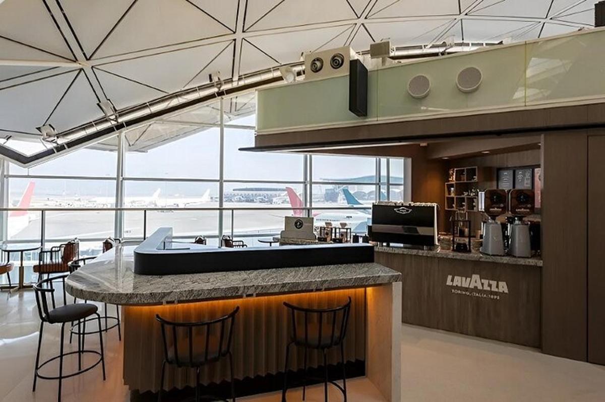 eldhús með bar í flugstöð