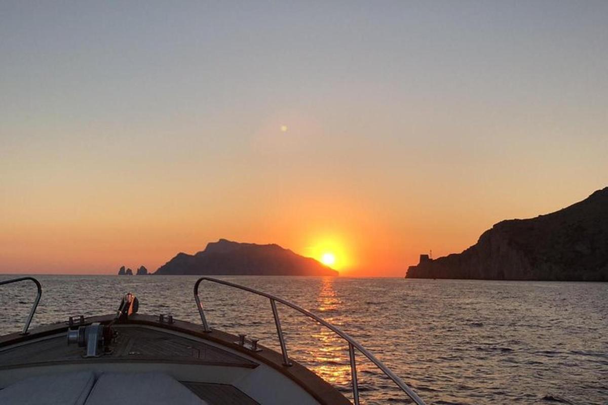 ein Boot im Wasser mit dem Sonnenuntergang im Hintergrund
