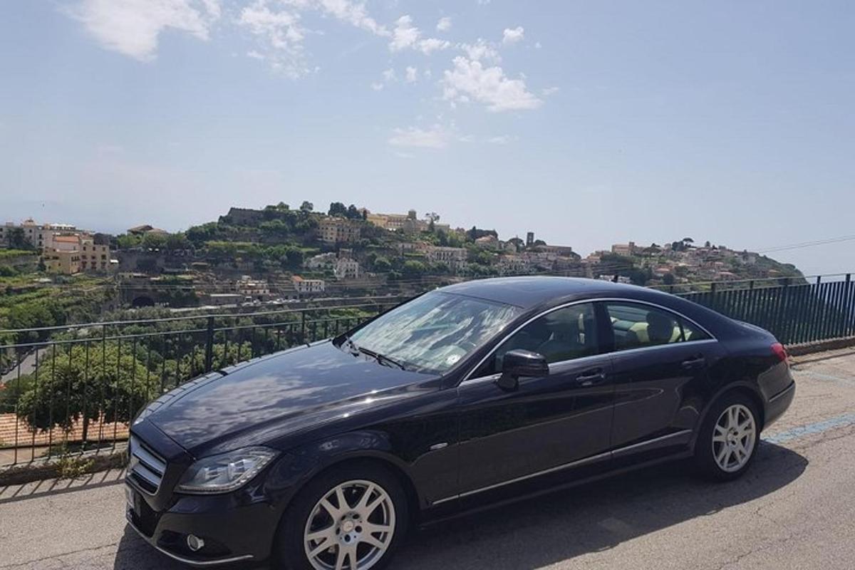 ένα μαύρο αυτοκίνητο παρκαρισμένο στην άκρη ενός δρόμου