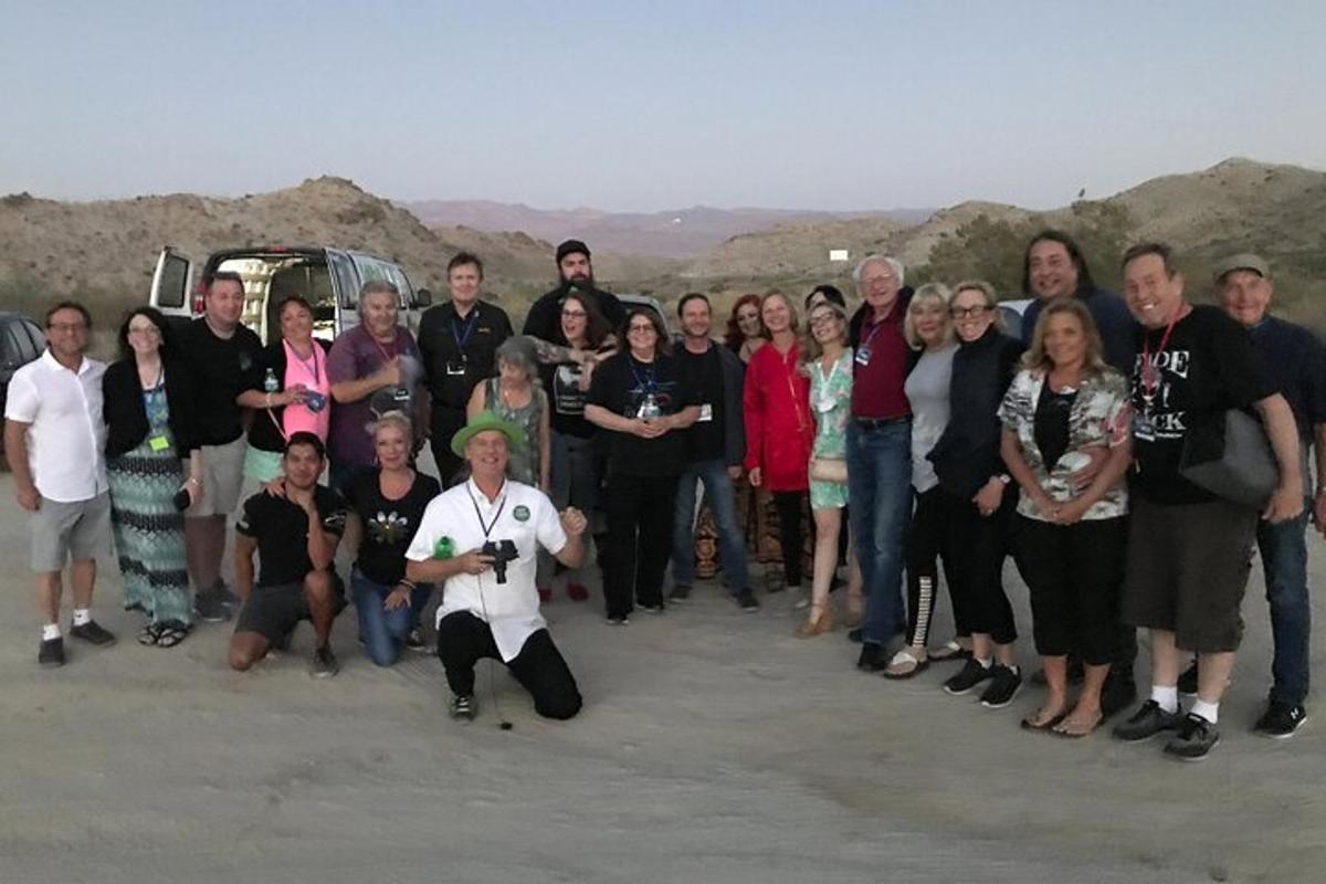 un grup de persones posant per a una foto