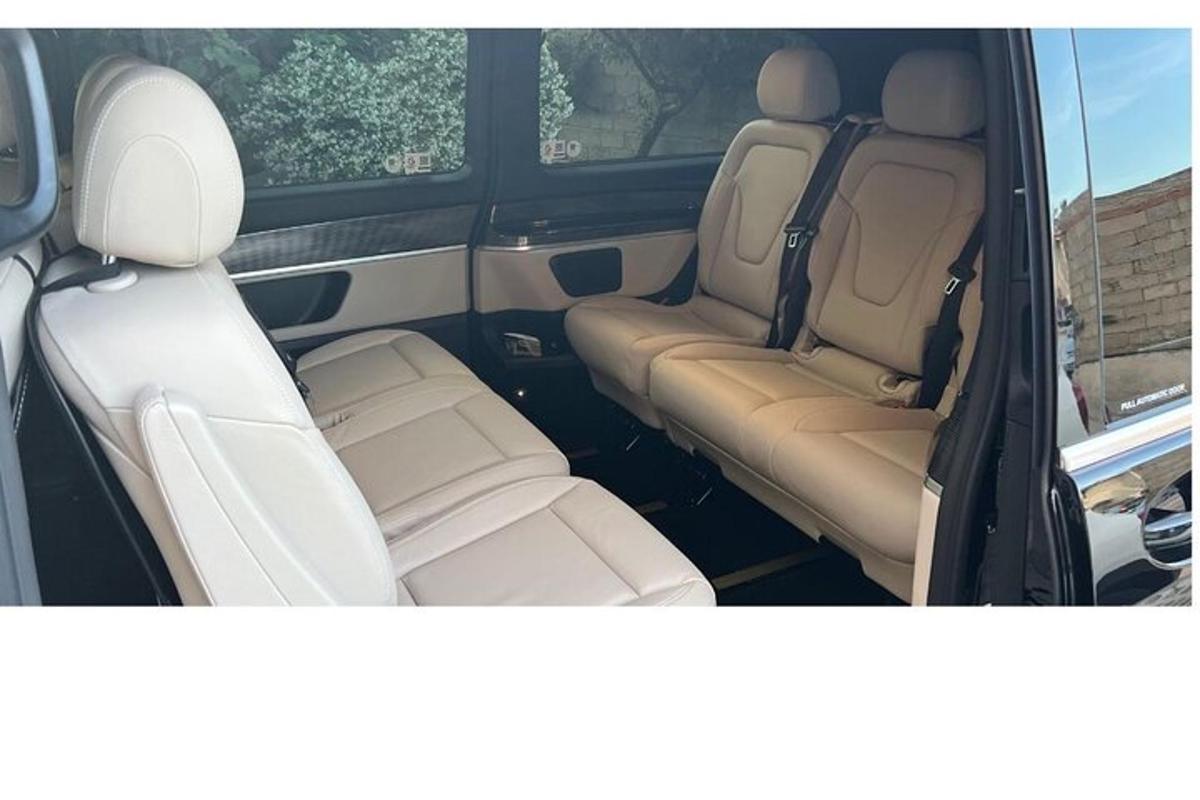 kombi z dvema sedežema zadaj