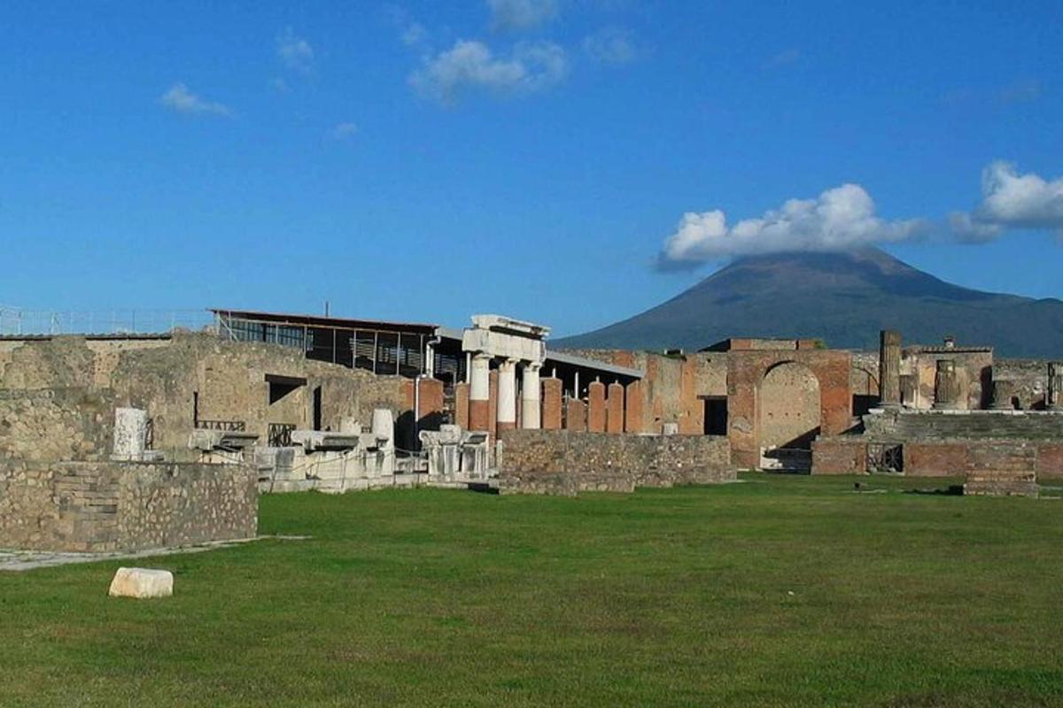 sebuah bangunan dengan latar belakang gunung