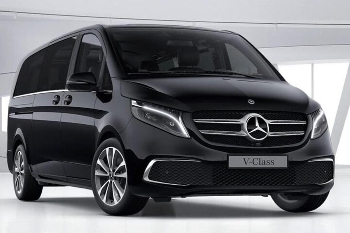 Un coche Mercedes-Benz aparcado en un garaje.