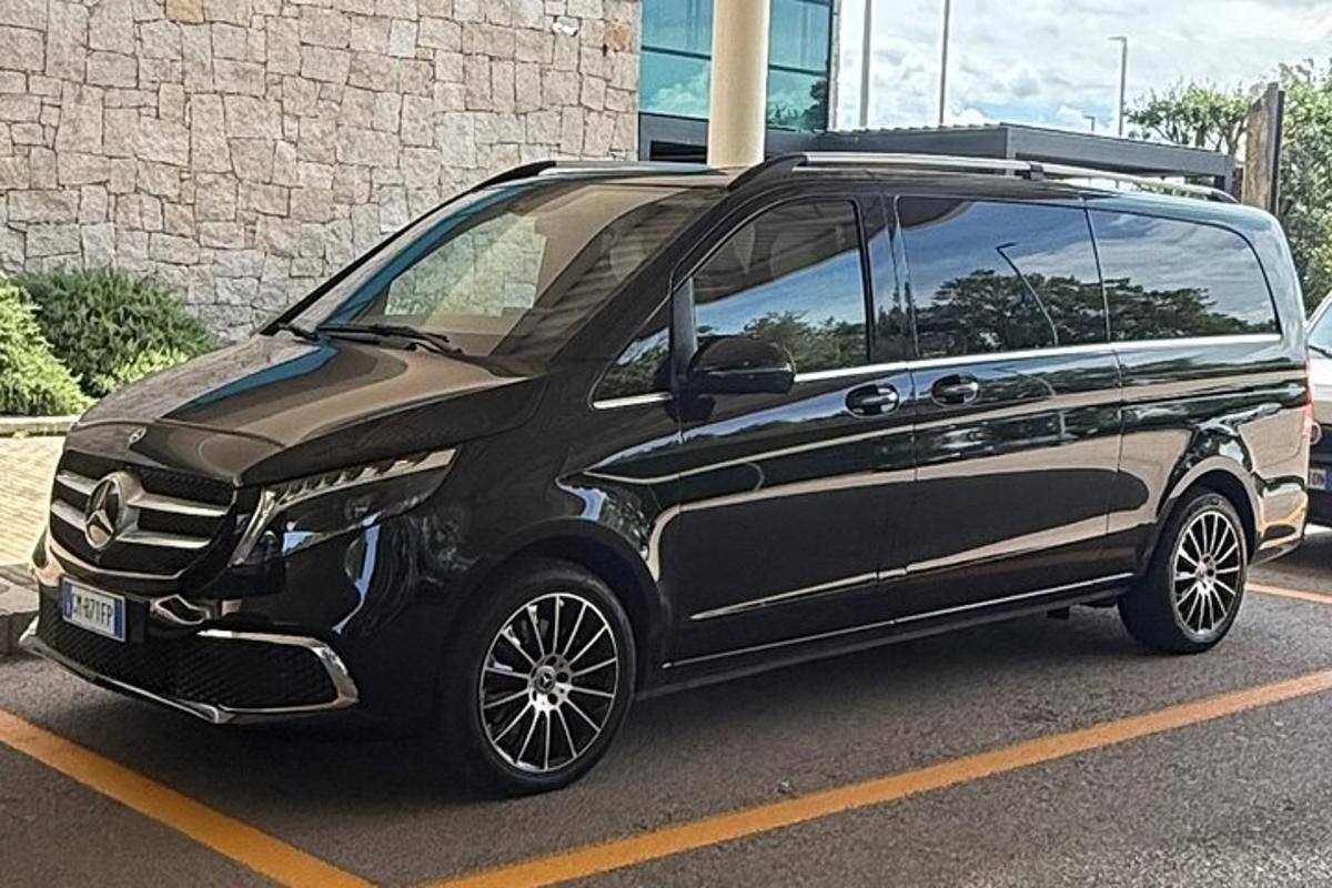Un coche inteligente negro estacionado en un estacionamiento