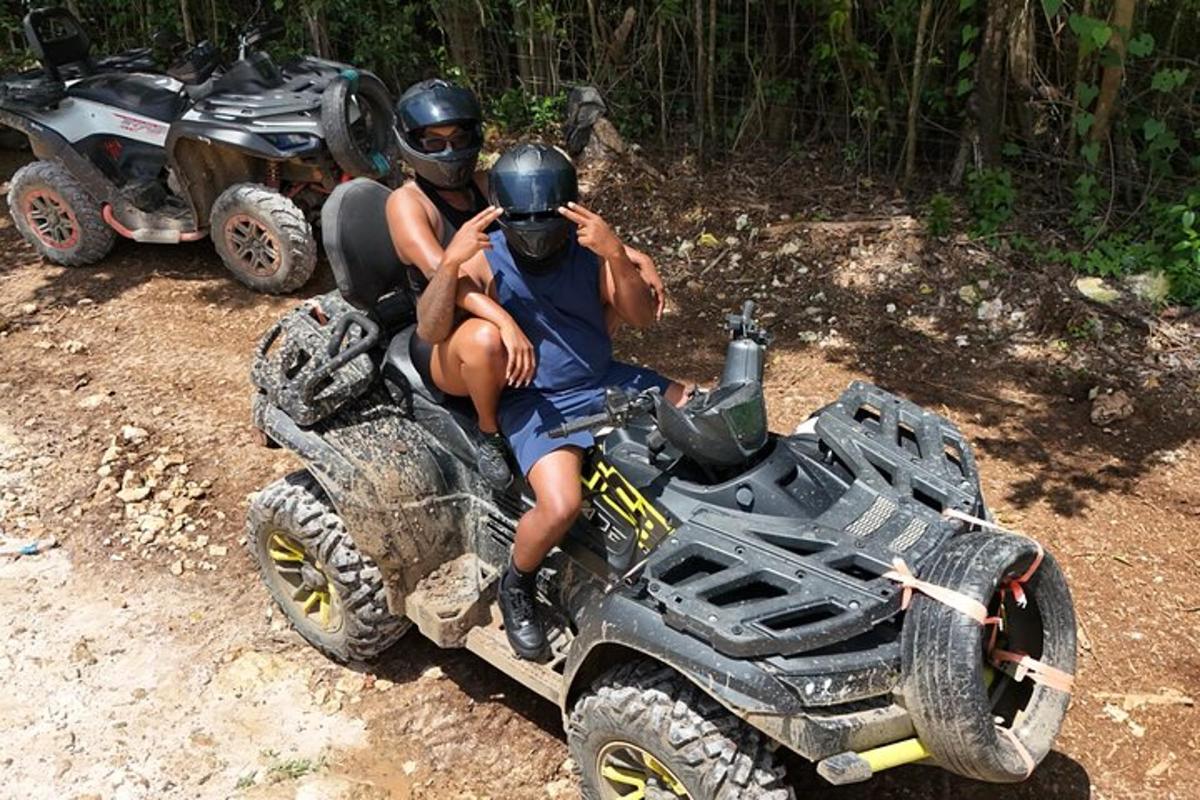 dva lidé sedící na zadní straně čtyřkolky