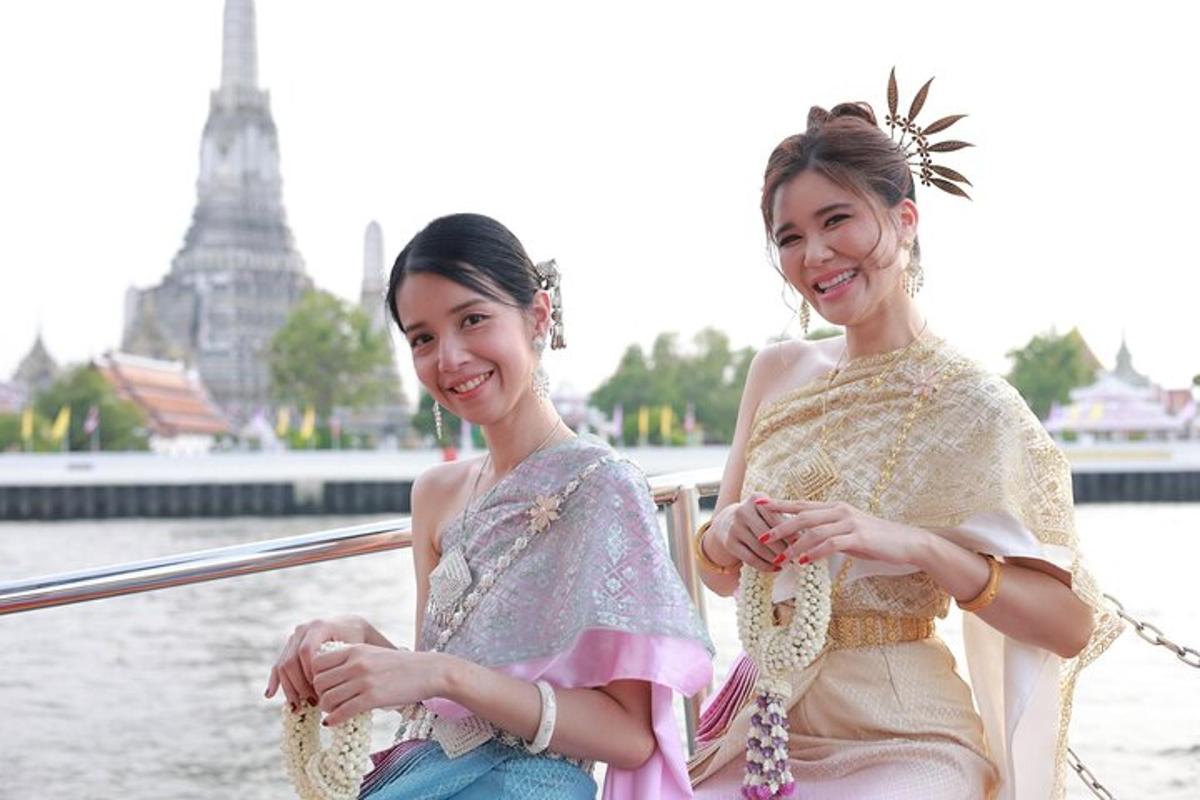 两个女人坐在河上的船上