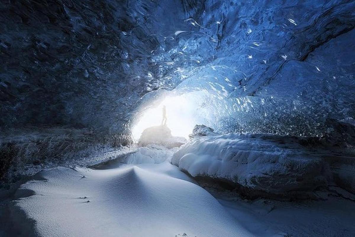 una grotta di ghiaccio con una luce al centro