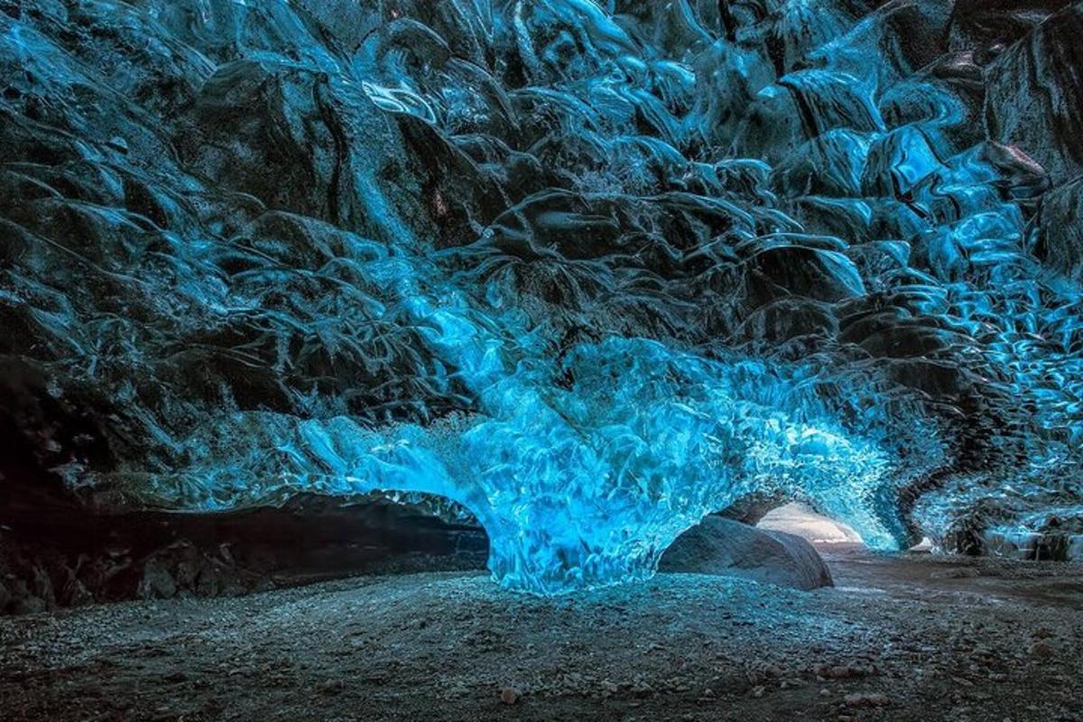 una grotta di ghiaccio con luci blu