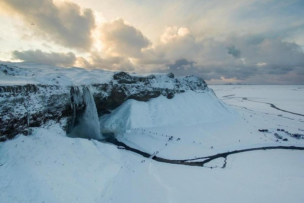 una scogliera coperta di neve in mezzo all'oceano