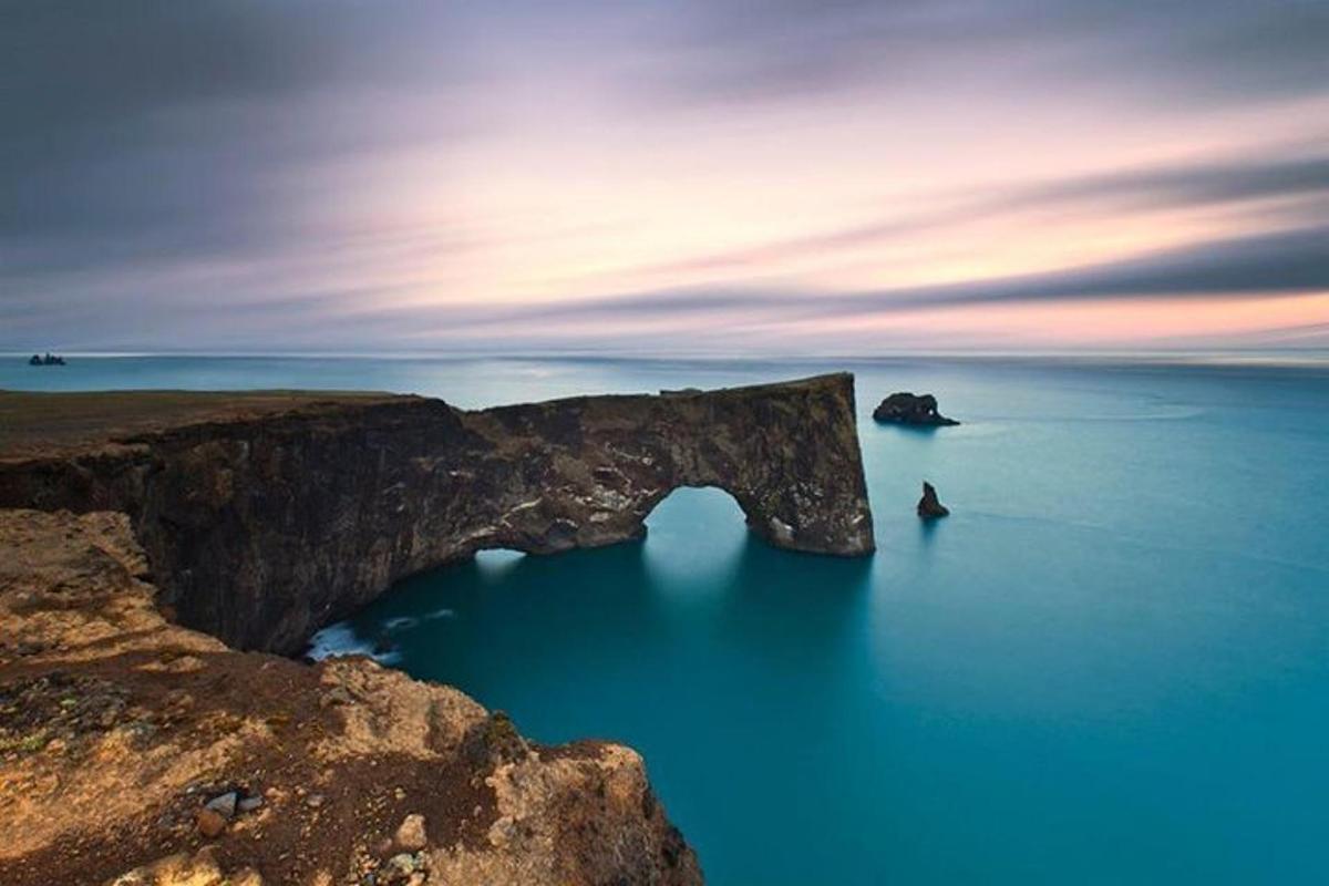o formațiune stâncoasă uriașă în mijlocul oceanului