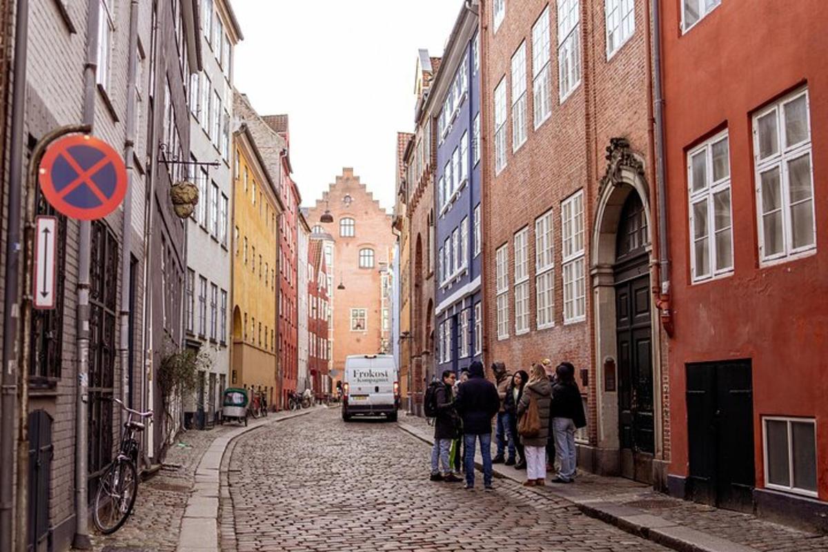 grupp inimesi, kes kõnnivad mööda munakivitänavat