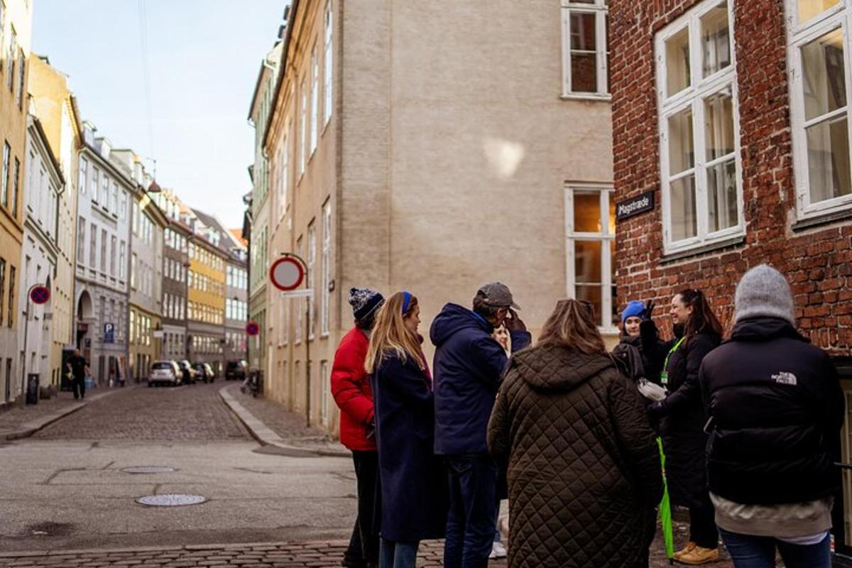 grupp inimesi, kes seisavad hoone ees