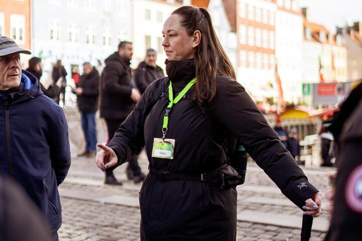 ženska, ki hodi po ulici z iztegnjeno roko