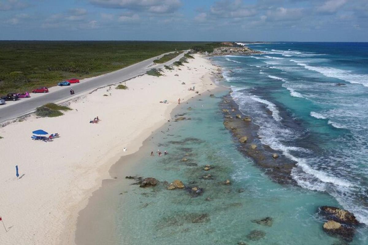 eine Luftaufnahme eines Strandes mit Menschen darauf
