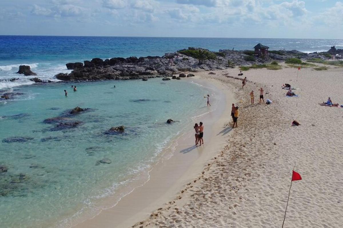 eine Gruppe von Menschen an einem Strand in der Nähe des Ozeans