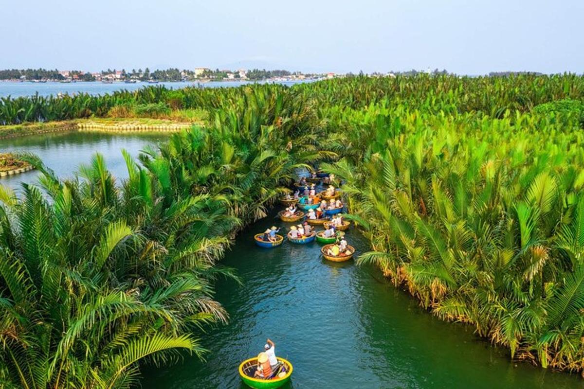 กลุ่มคนนั่งเรือยางล่องไปตามแม่น้ำ
