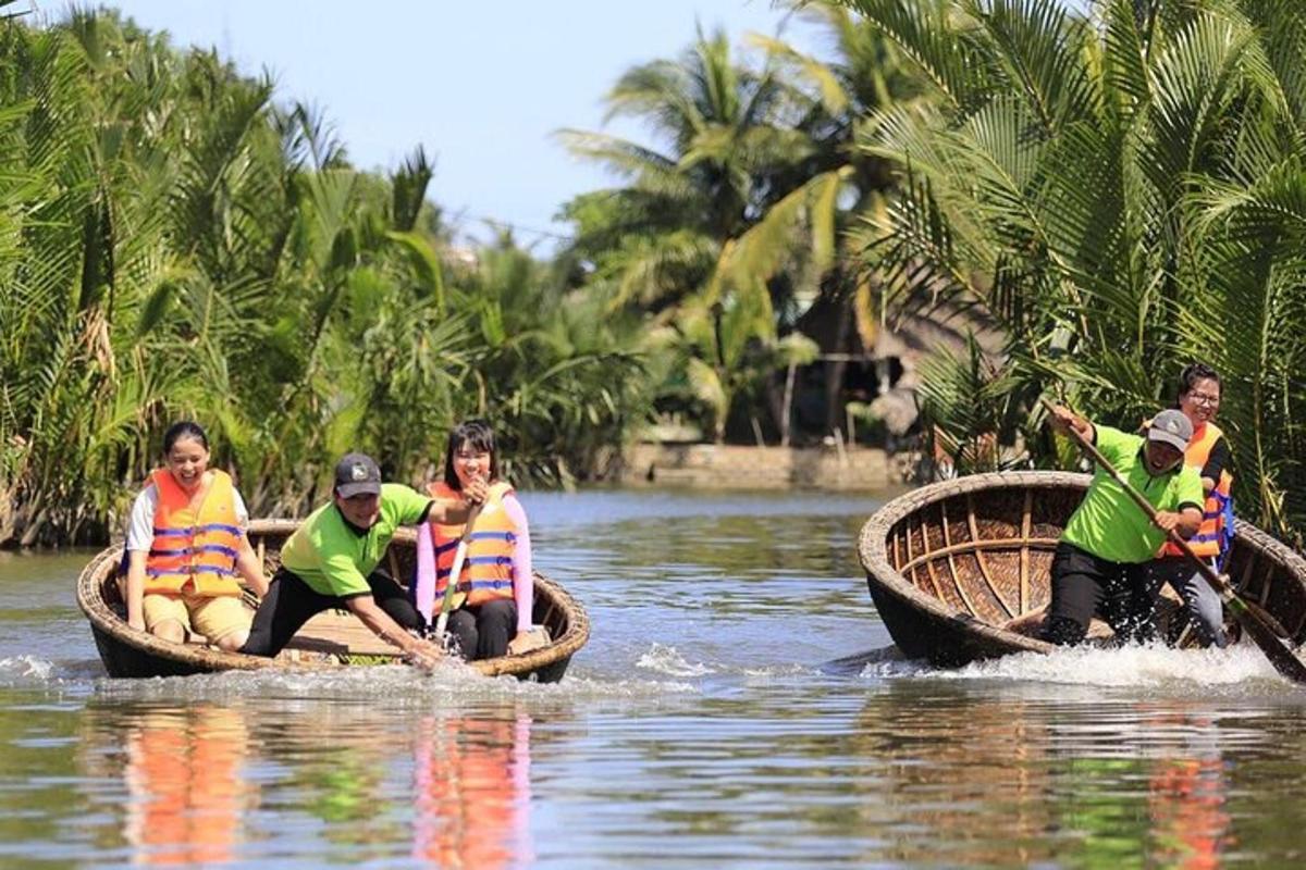 กลุ่มคนกำลังนั่งเรืออยู่บนแม่น้ำ