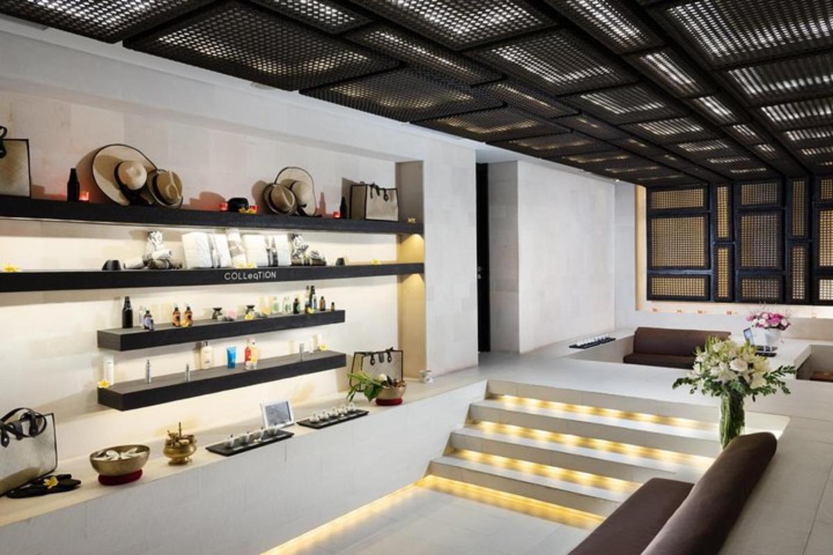 eine Lobby mit Treppe und einer Couch und einem Tisch