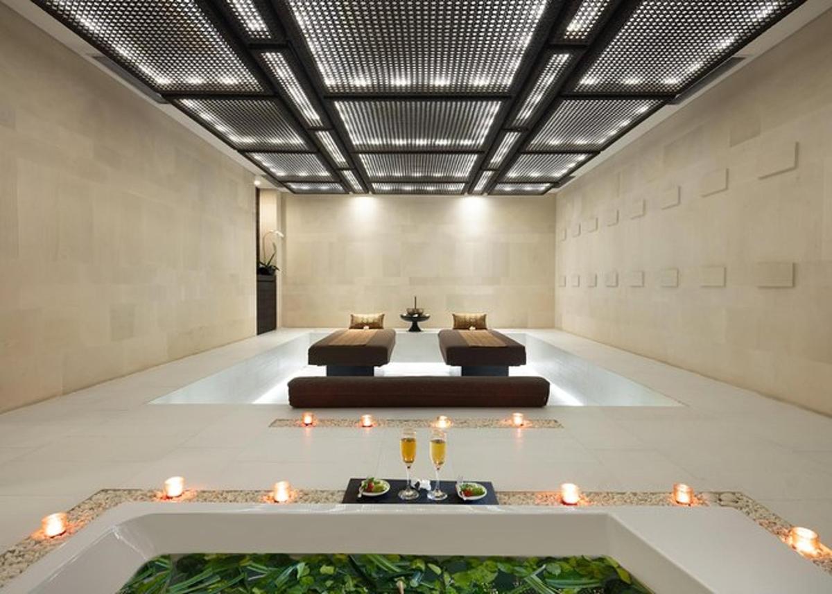 sebuah ruangan dengan bak mandi dan lilin di dalamnya