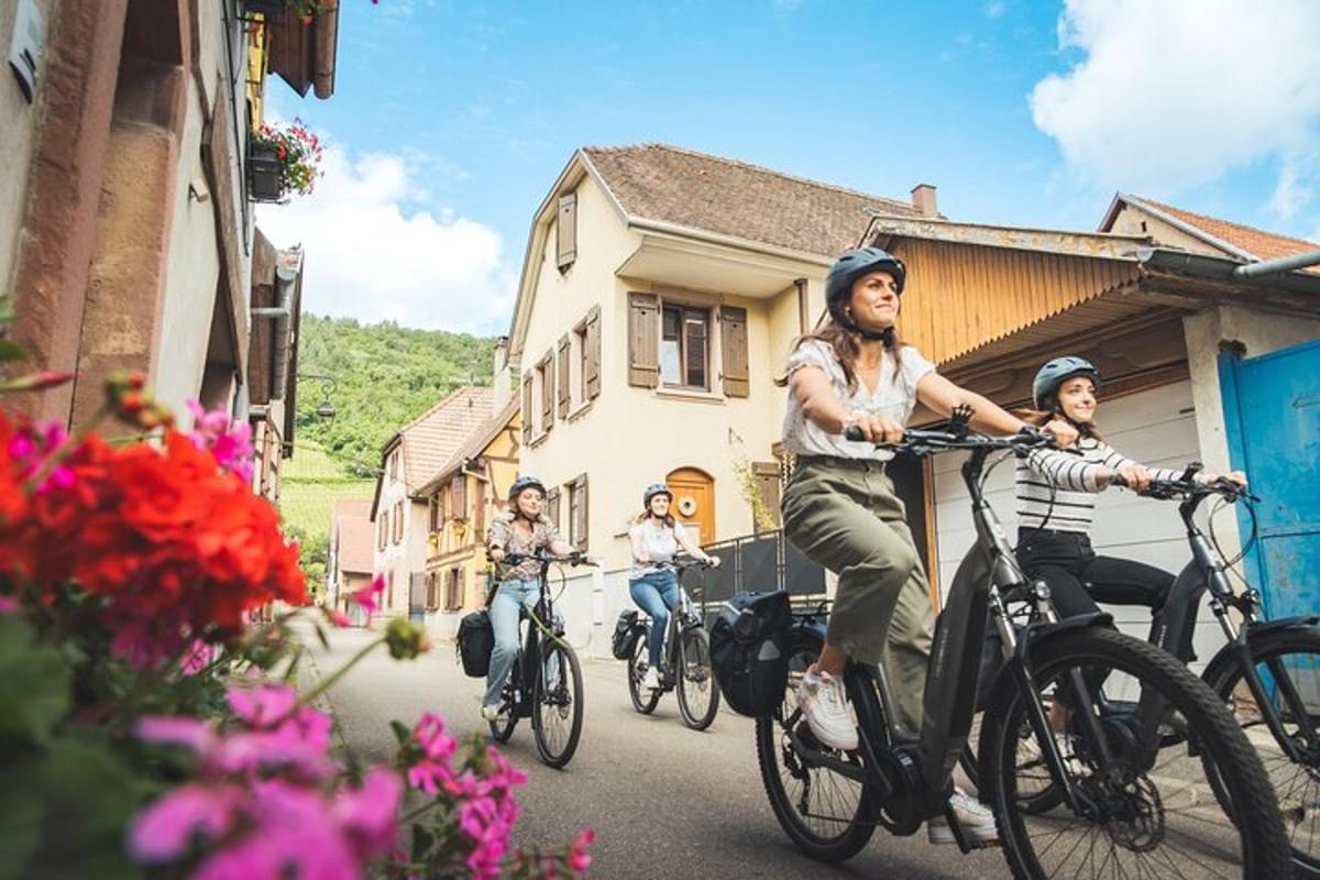 um grupo de pessoas andando de bicicleta por uma rua