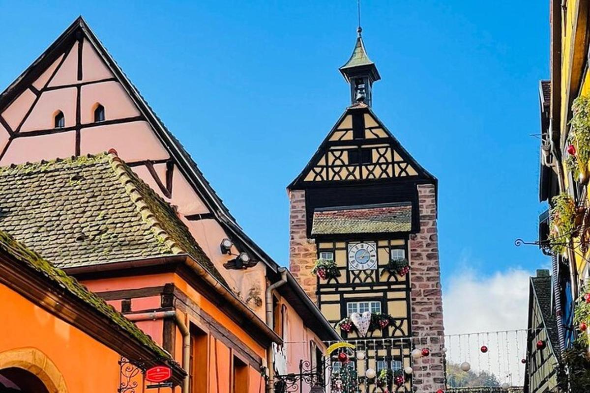 Un edificio con una torre con un reloj.