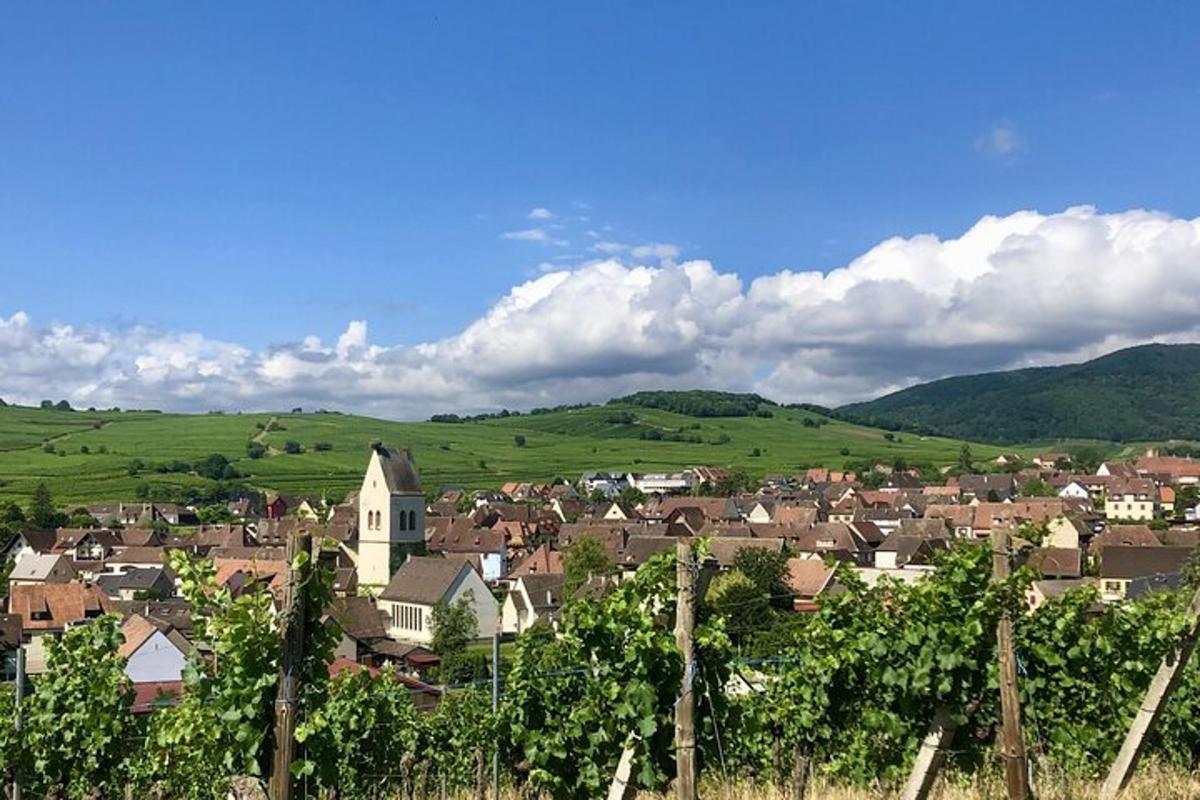 una piccola città in una valle con verdi colline
