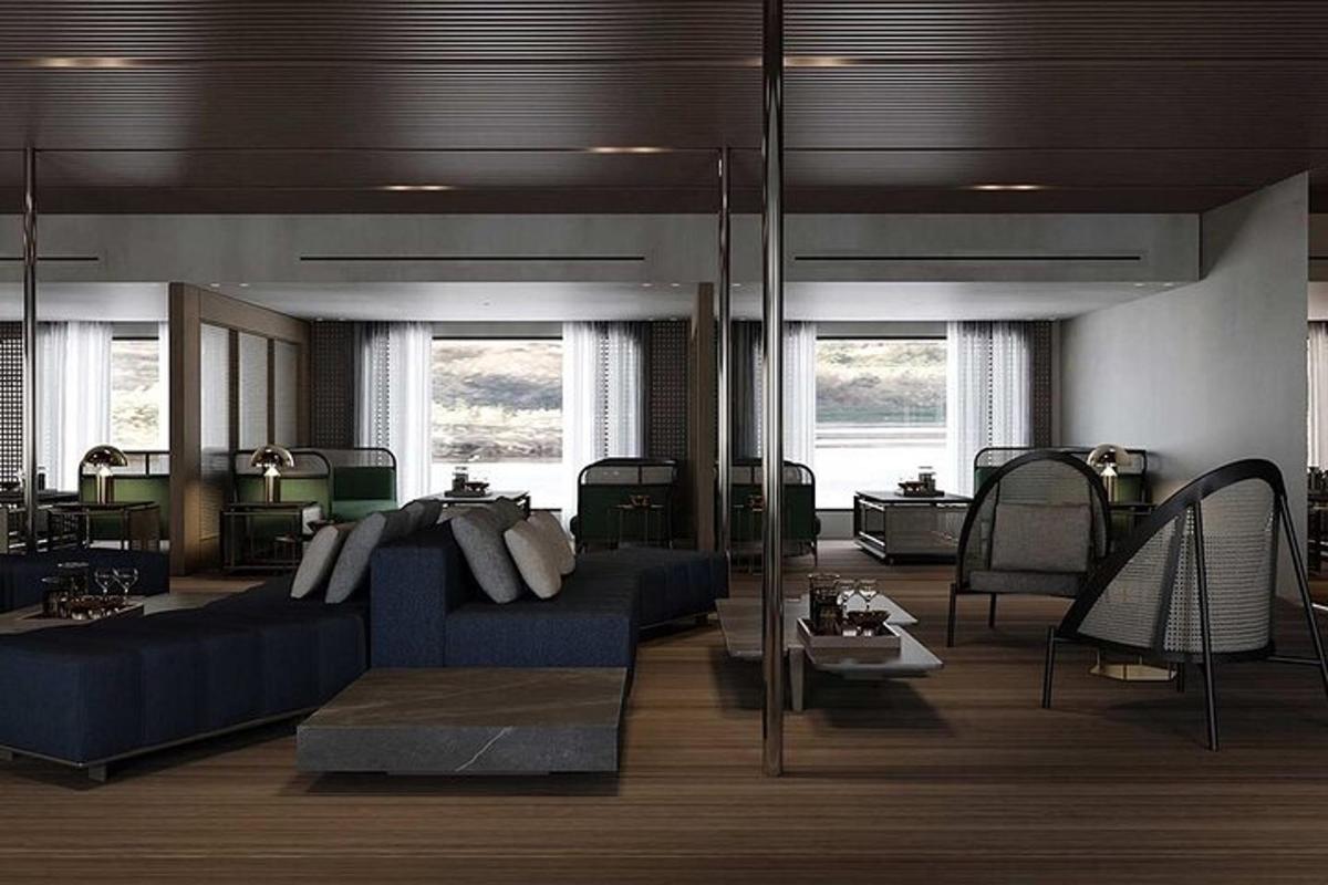 ein Wohnzimmer mit einem blauen Sofa und einigen Stühlen