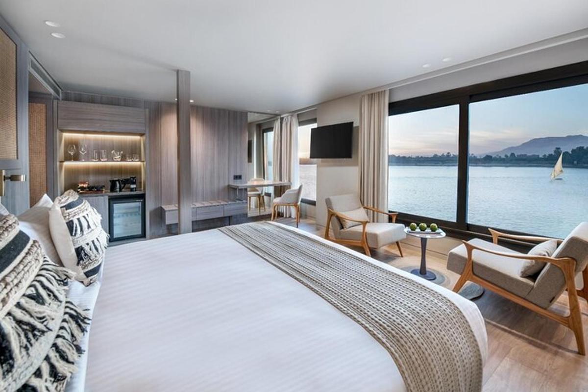 Un dormitorio con una cama grande y una ventana grande.