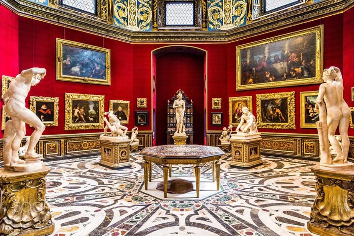 uma sala com estátuas e pinturas nas paredes