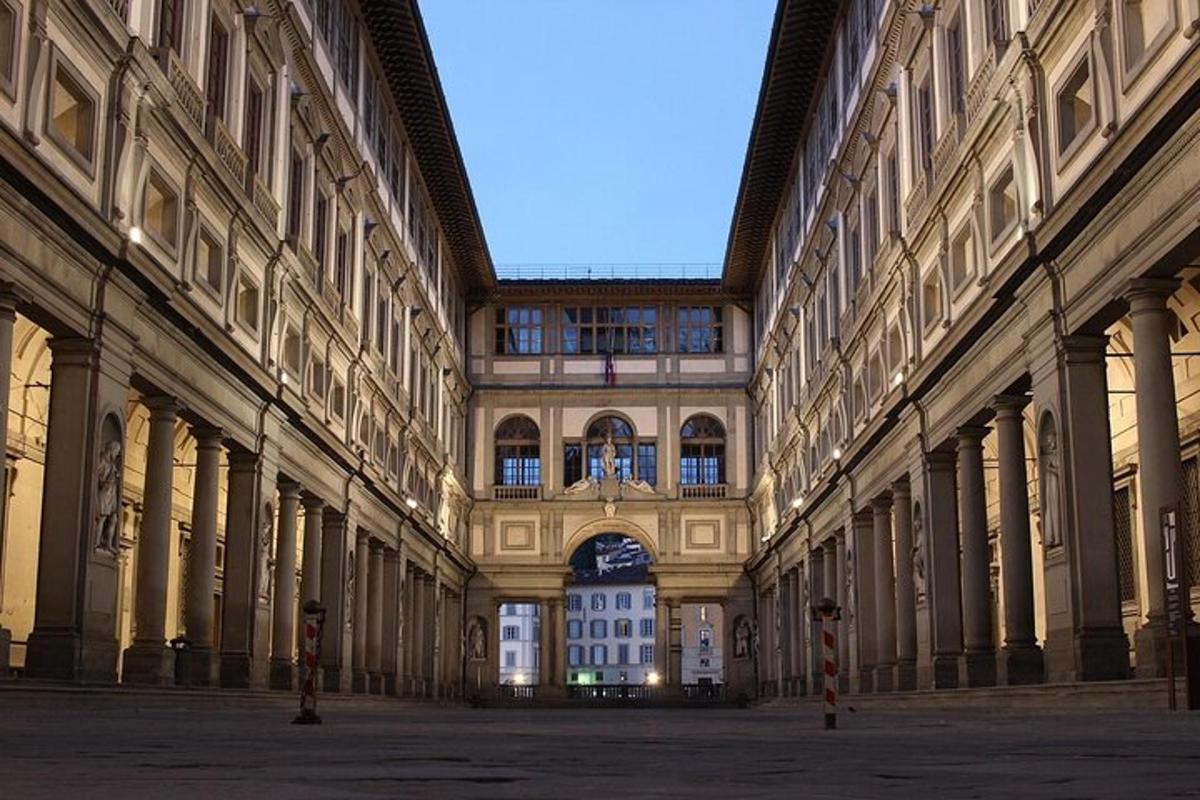 um edifício grande com um edifício no meio