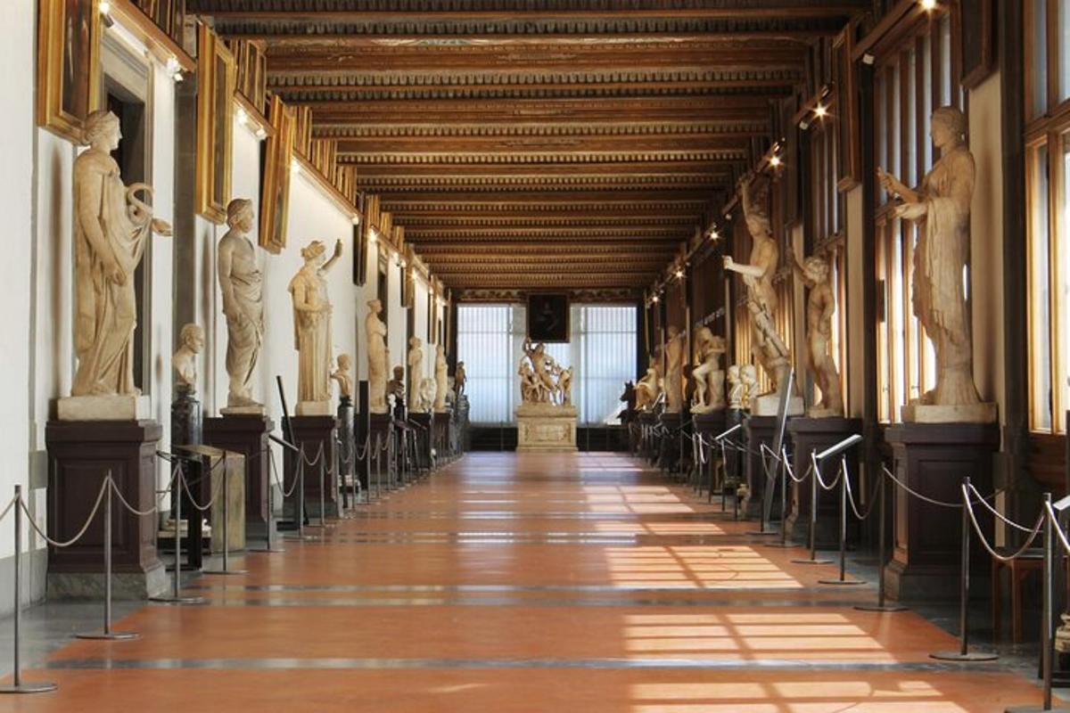 isang pasilyo sa vatican museum na may mga estatwa