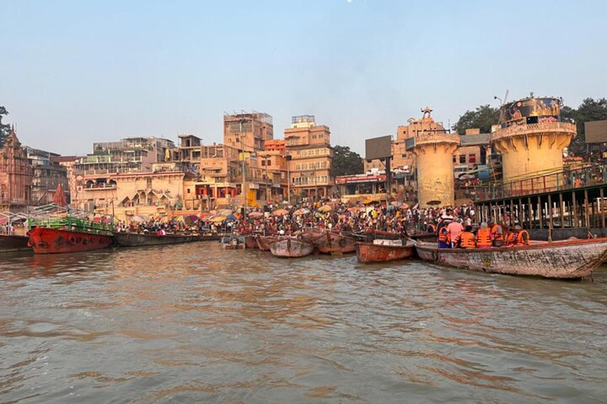 un gruppo di barche in un fiume con edifici