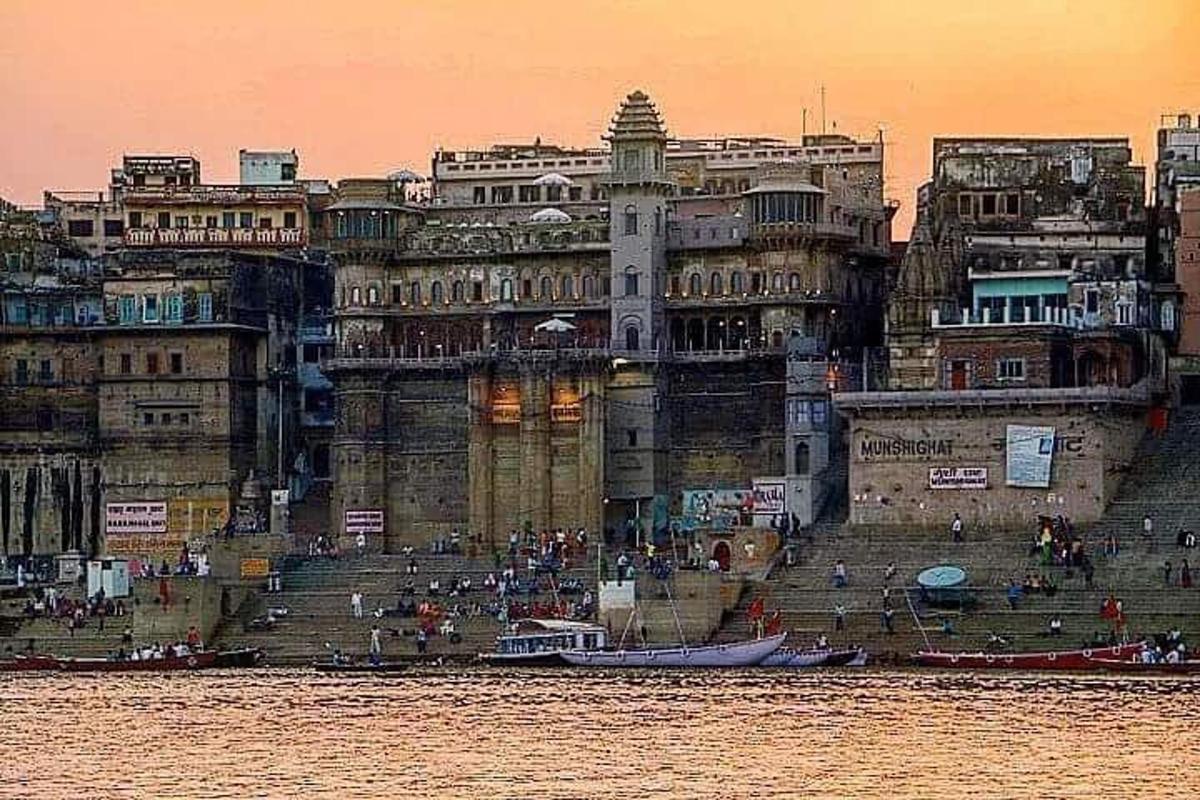 un grande edificio situato sul lato dell'acqua