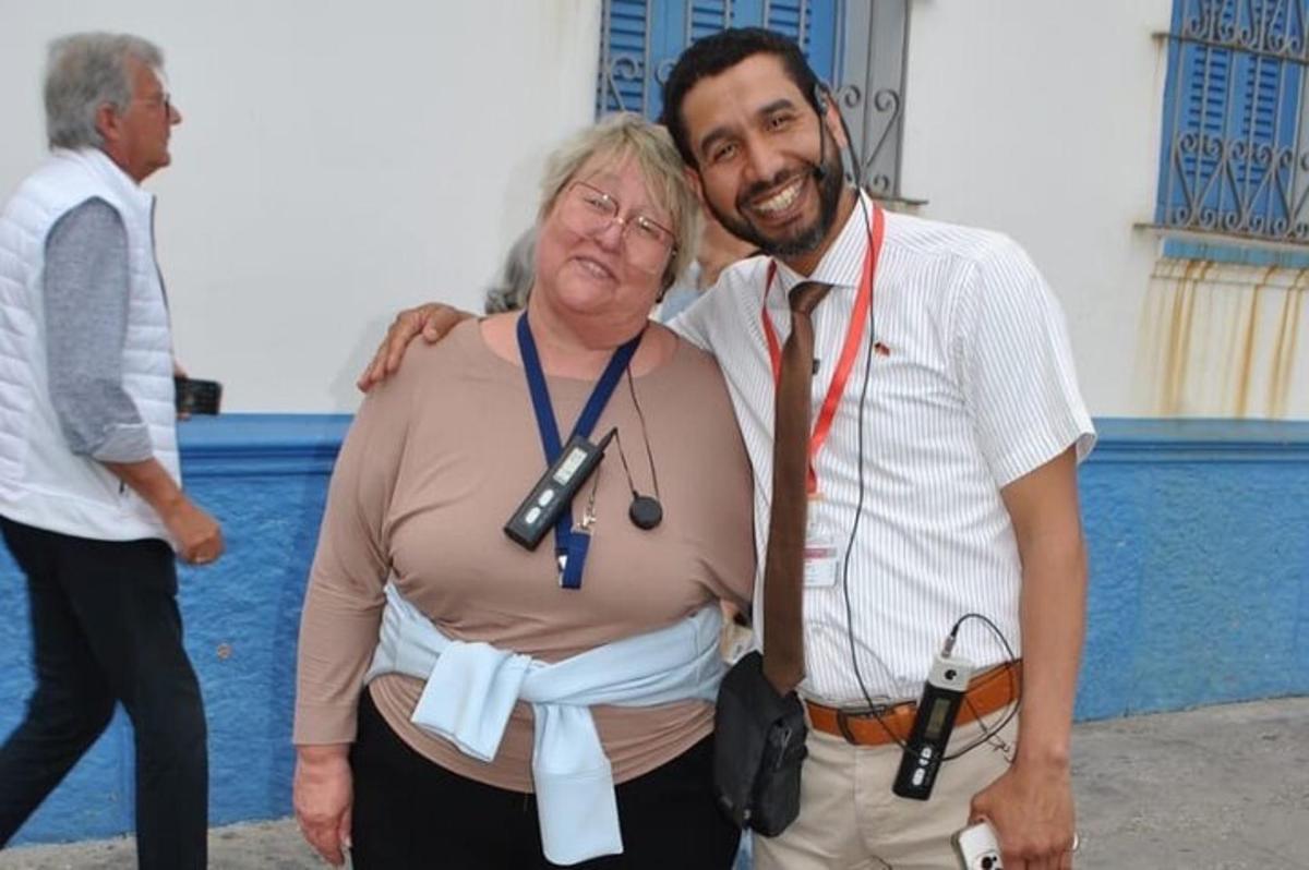 moški in starejša ženska pozirata za sliko